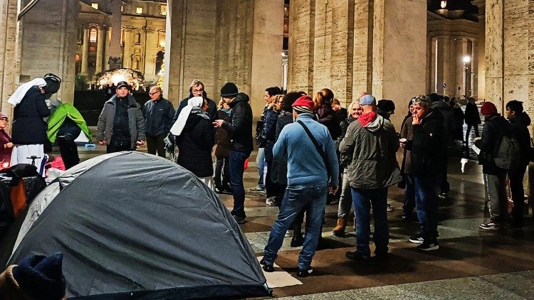 La preghiera sotto il Colonnato di San Pietro