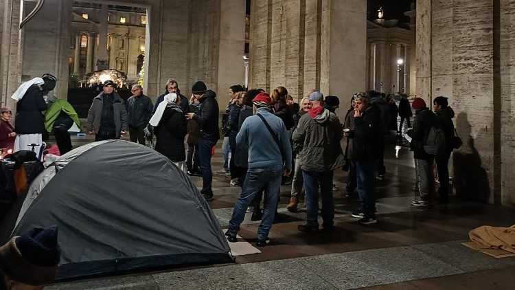 Oração com os moradores de rua ao redor da Praça São Pedro