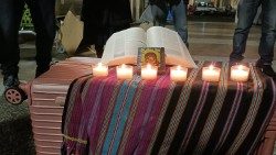 Momentos da Lectio Divina com os pobres ao redor da Praça São Pedro. Na foto, um pequeno altar colocado sobre as mochilas dos mais necessitados.
