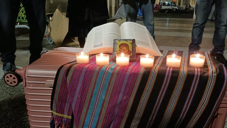 Momentos da Lectio Divina com os pobres ao redor da Praça São Pedro. Na foto, um pequeno altar colocado sobre as mochilas dos mais necessitados.