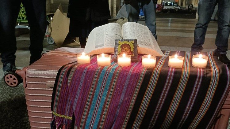 Momenti della Lectio Divina con i poveri a San Pietro. Nella foto un piccolo altare sistemato sulle valigie dei più indigenti. 