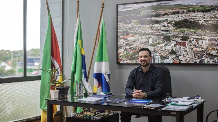 Leonardo Pascoal, alcalde de Esteio, ha impulsado una política municipal que favorece la acogida de migrantes. La comunidad local ha valorado la llegada de extranjeros y se ha comprometido a facilitar su inserción. (Giovanni Culmone/Global Solidarity Fund)