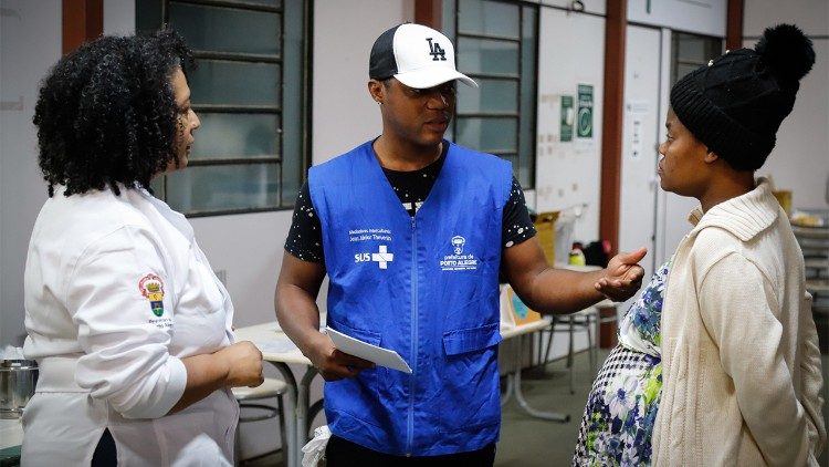 Ascoltare, tradurre e informare è la dinamica che applicano i mediatori interculturali della salute, combinando la conoscenza del portoghese con la loro lingua d'origine. (Foto della Prefettura di Porto Alegre)