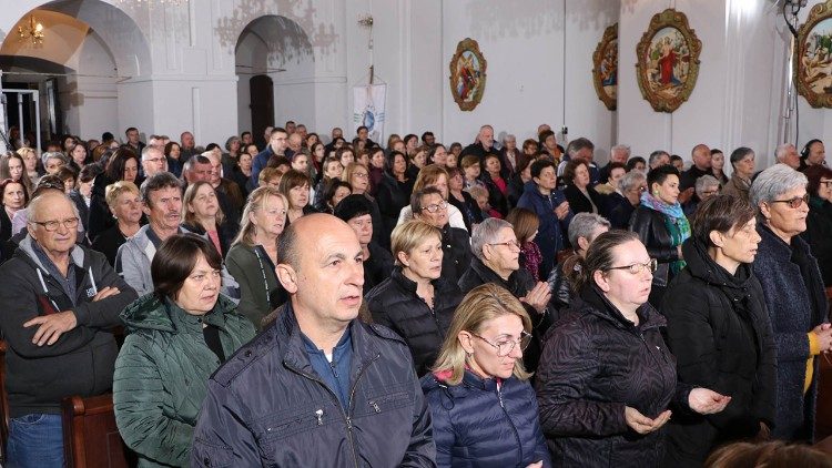 Vjernici u župnoj crkvi u Jasenovcu  (Foto: Marijan Pavelić)