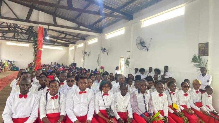 Jovens durante a celebração do Domingo de Ramos, em Angola