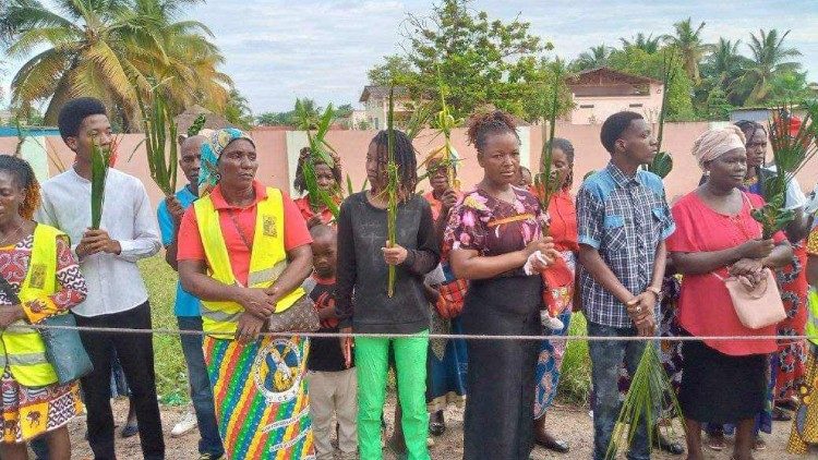 Fiéis cristãos participam na procissão dos ramos, em Angola