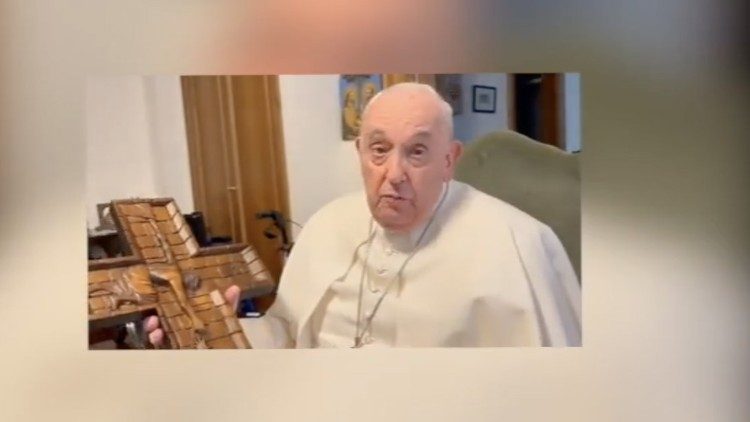 Papež ukazuje ve videoposelství kříž, na němž Kristus přitahuje lidi k Otci