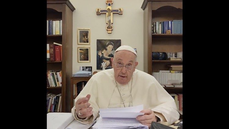 Påven Franciskus läser upp sitt videomeddelande