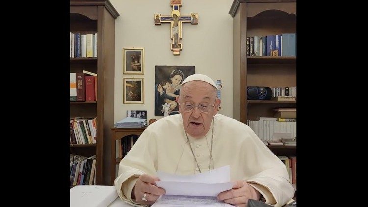 로사리오시 시민에게 보내는 메시지를 읽는 프란치스코 교황