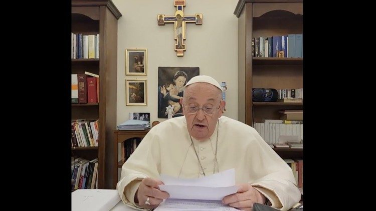 Pope Francis reading his message to the people of Rosario