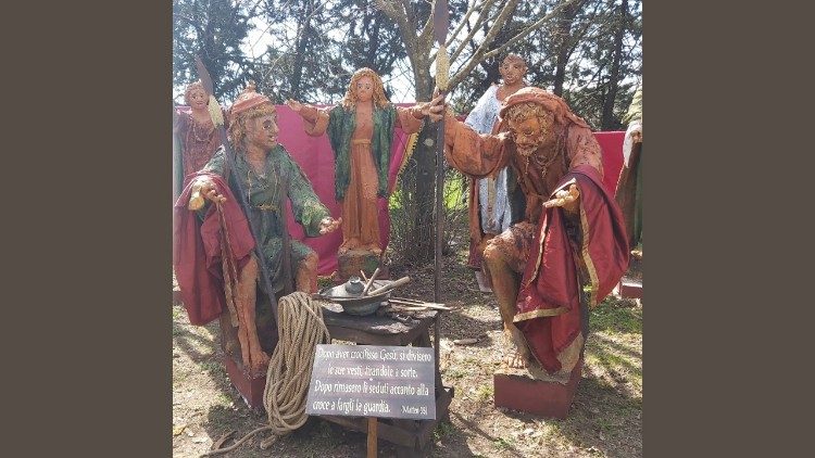 Un gruppo di statue del Compianto. In primo piano, i soldati romani che si contendono la tunica di Cristo e gli strumenti della Passione
