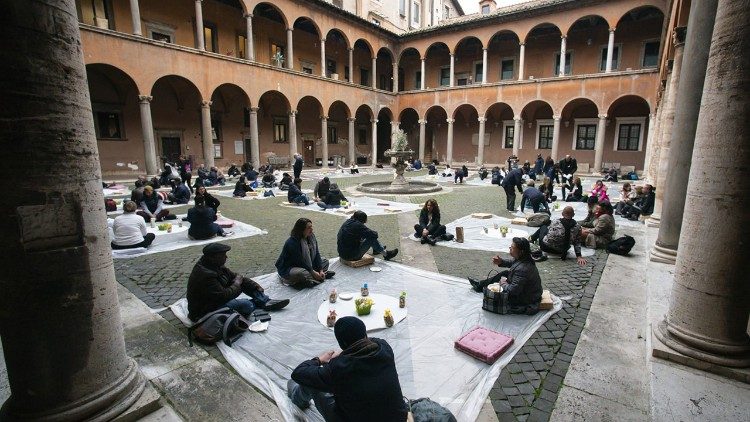 Tarde con los pobres en el "Patio de los Frailes" del Santo Spirito in Sassia