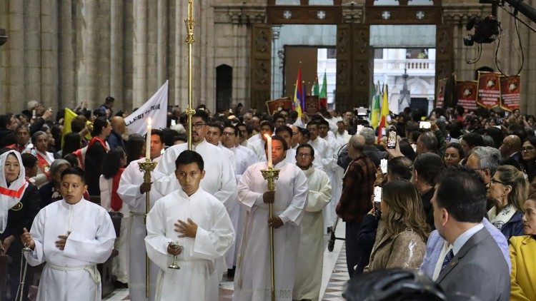 Procesión de entrada al inicio de la celebración