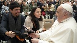Os missionários da Obra Lumen - Pedro e Lívia - ao encontrar Francisco na Sala Paulo VI nesta quarta-feira (26)