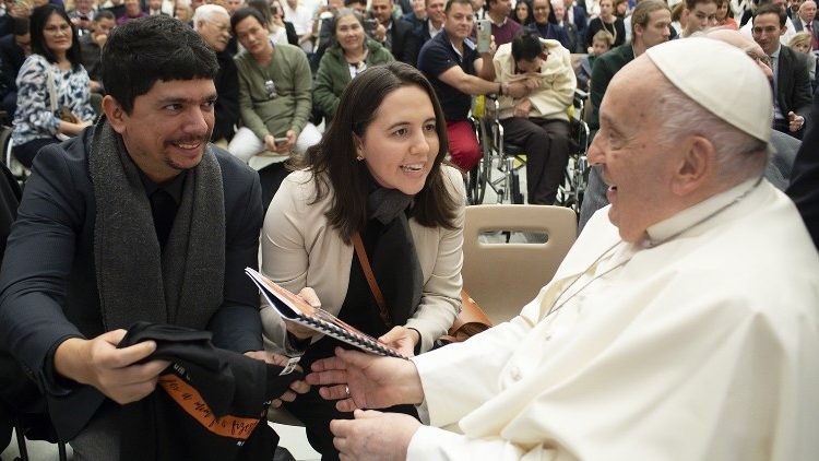 Os missionários da Obra Lumen - Pedro e Lívia - ao encontrar Francisco na Sala Paulo VI nesta quarta-feira (26)