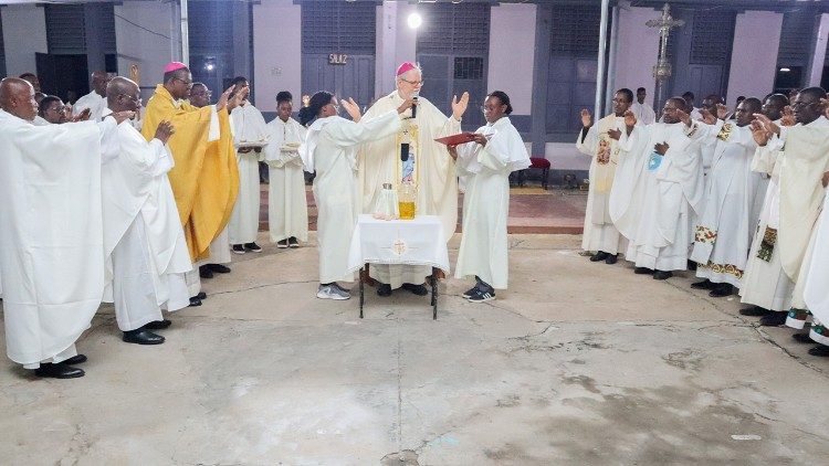 Dom Claudio Dalla Zuanna, durante a Missa Crismal, na arquidiocese da Beira (Moçambique)