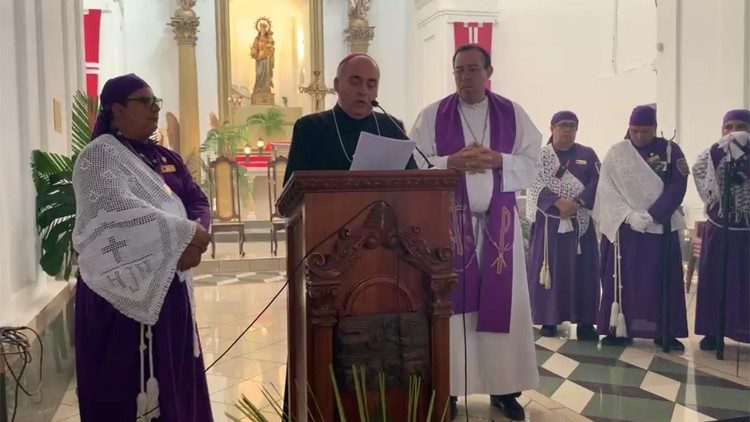 Archbishop Luigi Roberto Cona, Apostolic Nuncio to El Salvador, reads aloud the Pope's message