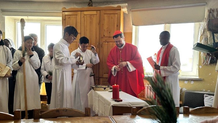 Il cardinale Giorgio Marengo durante una cerimonia pasquale