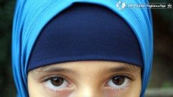Augen eines Mädchens mit Kopftuch