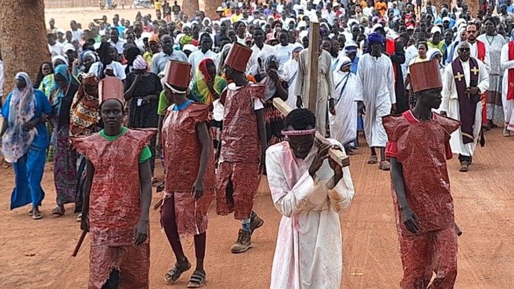 Via Crucis in Sud Sudan con il vescovo Christian Carlassare.