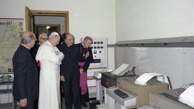 Jan Paweł II z wizytą w radiu, które za jego pontyfikatu stało się „podróżującym radiem"