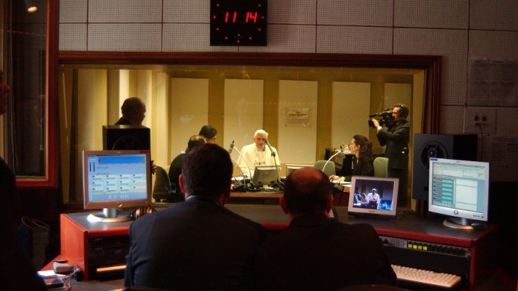 Benedetto XVI in visita alla Radio Vaticana in occasione del 75.mo anniversario di fondazione (3 marzo 2006)