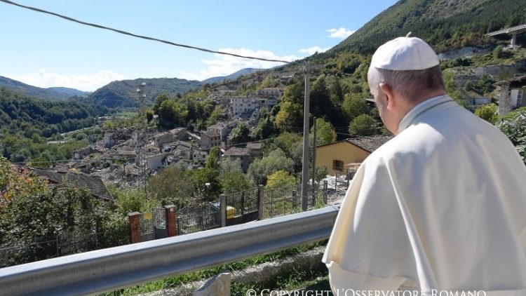 Papa nelle zone terremotate delle Marche