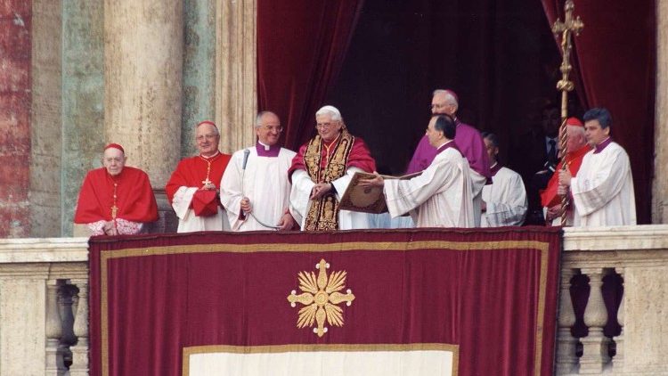 Noul ales, Benedict al XVI-lea, în seara de 19 aprilie 2005. 