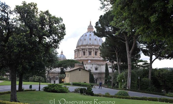 Pogled na kupolo bazilike sv. Petra iz vatikanskih vrtov.