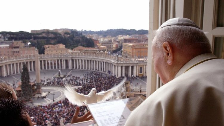 Vienas paskutinių šv. Jono Pauliaus II sekmadienio maldos susitikimų, 2005 m.