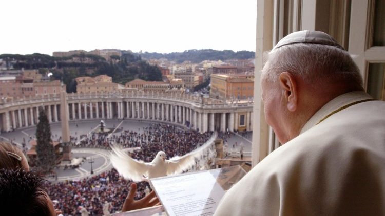 Juan Pablo II en el rezo del Ángelus, el 30 de enero de 2005