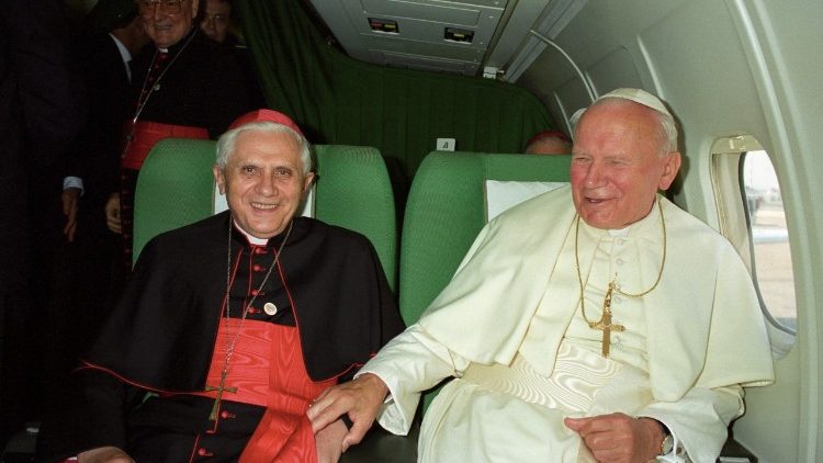 Johannes Paul II. (r.)  und der "Ghostwriter" der Enzyklika, Kardinal Ratzinger