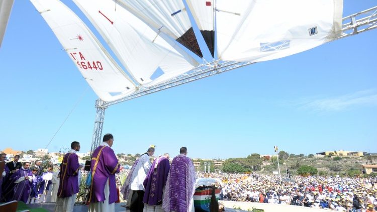 Messa celebrata dal Papa durante la visita a Lampedusa 