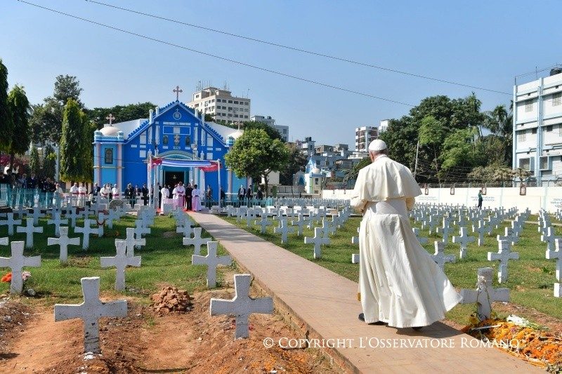 Pápež František v Mjanmarsku v novembri 2017 navštívil aj kostol Ružencovej Panny Márie a priľahlý cintorín