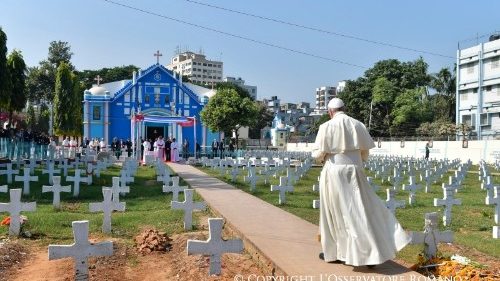 Pápež František v Mjanmarsku v novembri 2017 navštívil aj kostol Ružencovej Panny Márie a priľahlý cintorín
