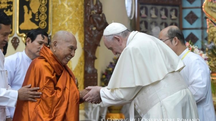Papa Francisco com os monges budistas em Mianmar