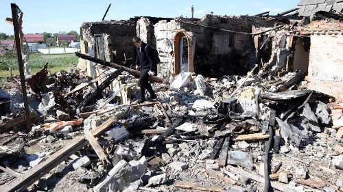 Bergungsarbeiten in einem durch russischen Beschuss getroffenen Dorf bei Kyiv