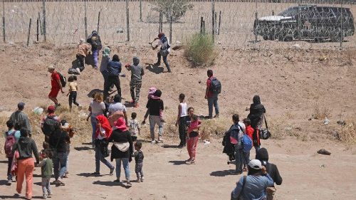 Migrantes que buscan ingresar a Estados Unidos intentan cortar una cerca de púas instalada en la frontera con Ciudad Juárez, México