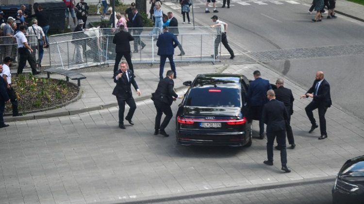 El primer ministro eslovaco, Robert Fico, recibió varios disparos en Handlova, en el centro de Eslovaquia, el miércoles 15 de mayo de 2024.
