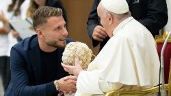 Papež se nikdy netajil svou láskou ke kopané, kterou hrával s podomácku vyrobeným míčem