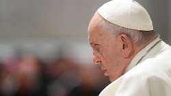 Papež František při modlitbě za mír ve Vatikánské bazilice 