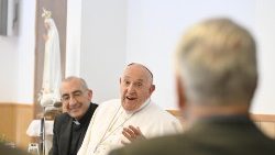 Påven Franciskus besökte äldre präster i församlingen San Giuseppe al Trionfale i Rom tisdagen den 14 maj 2024