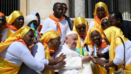 Papa Francesco con alcuni fedeli rwandesi