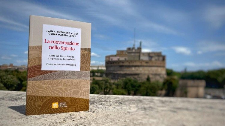 Coperta cărții "Conversazione nello Spirito - L’arte del discernimento e la pratica della sinodalità", publicată de LEV, cu prefața scrisă de papa Francisc