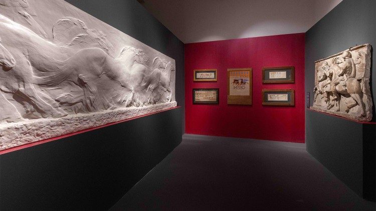 Sulla destra, la copia del 2003 dell’opera di Duilio Cambellotti, I cavalli della palude pontina 1911, Archivio dell'Opera di Duilio Cambellotti c/o Galleria Russo, Roma 