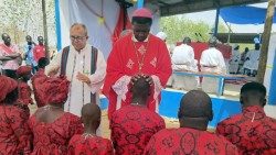Mgr Edmond Djitangar conférant le sacrement de la confirmation à des baptisés à N'djamena. 
