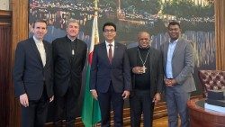 Le président de la République malgache Andry Rajoelina (au centre), avec les présidents des conférences épiscopales malgache et français: Mgr Marie-Fabien Raharilamboniaina (à sa gauche) et Mgr Éric de Moulins-Beaufort (à sa droite). 